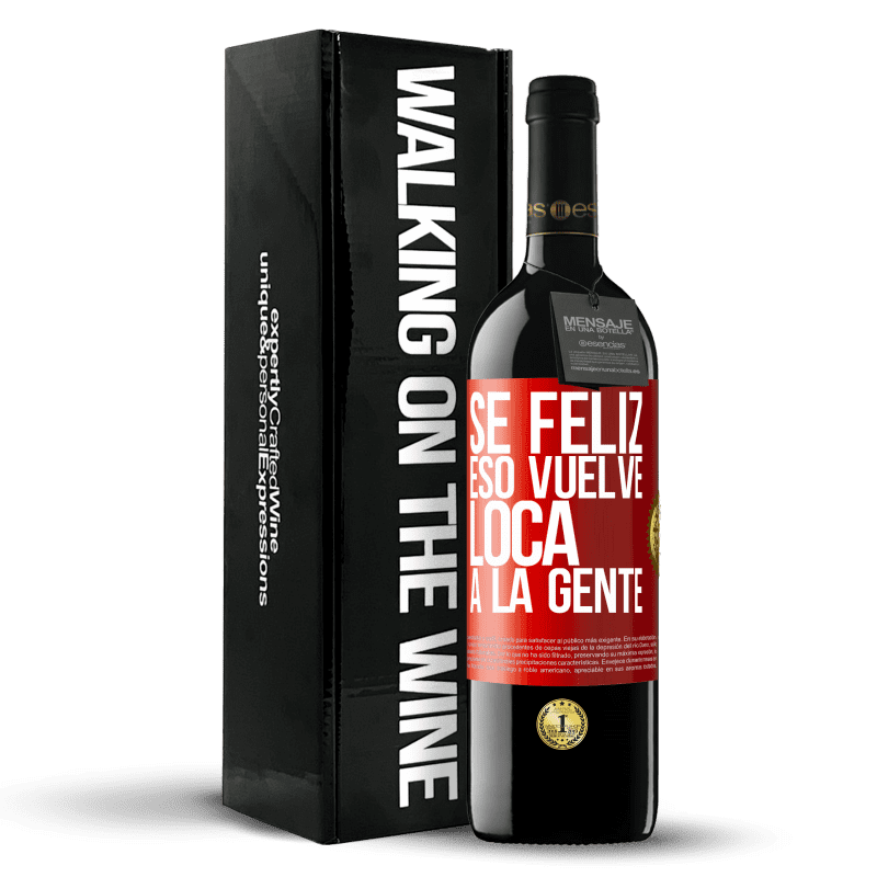 39,95 € Envío gratis | Vino Tinto Edición RED MBE Reserva Sé feliz. Eso vuelve loca a la gente Etiqueta Roja. Etiqueta personalizable Reserva 12 Meses Cosecha 2015 Tempranillo