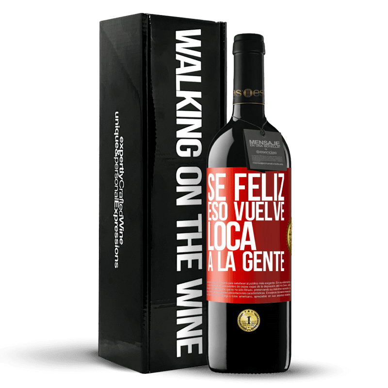 39,95 € Envío gratis | Vino Tinto Edición RED MBE Reserva Sé feliz. Eso vuelve loca a la gente Etiqueta Roja. Etiqueta personalizable Reserva 12 Meses Cosecha 2016 Tempranillo