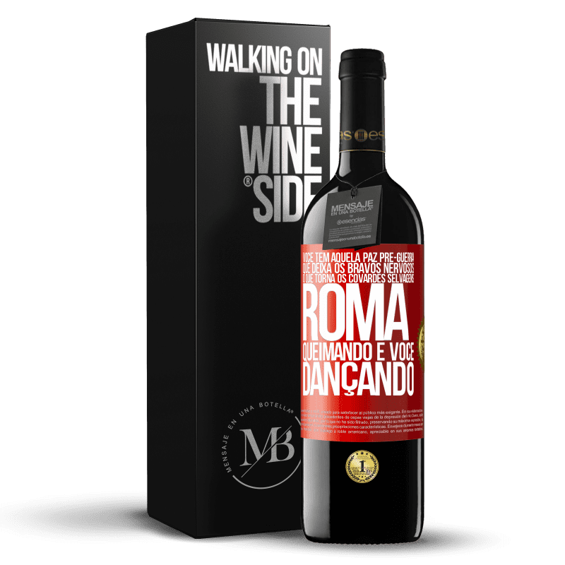 39,95 € Envio grátis | Vinho tinto Edição RED MBE Reserva Você tem aquela paz pré-guerra que deixa os bravos nervosos, o que torna os covardes selvagens. Roma queimando e você Etiqueta Vermelha. Etiqueta personalizável Reserva 12 Meses Colheita 2015 Tempranillo