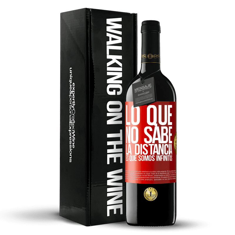 39,95 € Envío gratis | Vino Tinto Edición RED MBE Reserva Lo que no sabe la distancia es que somos infinitos Etiqueta Roja. Etiqueta personalizable Reserva 12 Meses Cosecha 2015 Tempranillo