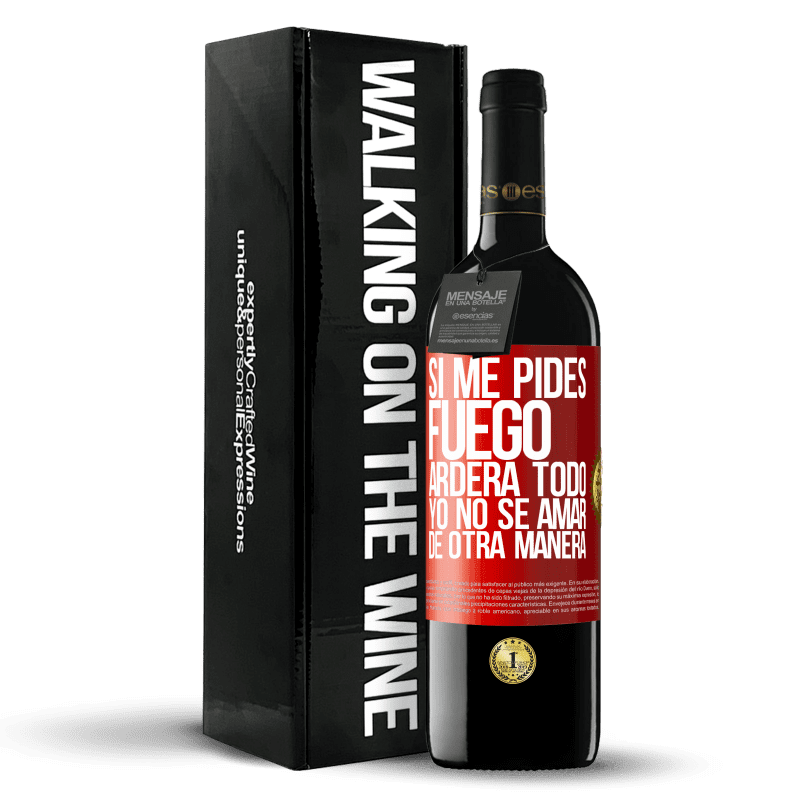 39,95 € Envío gratis | Vino Tinto Edición RED MBE Reserva Si me pides fuego, arderá todo. Yo no sé amar de otra manera Etiqueta Roja. Etiqueta personalizable Reserva 12 Meses Cosecha 2015 Tempranillo