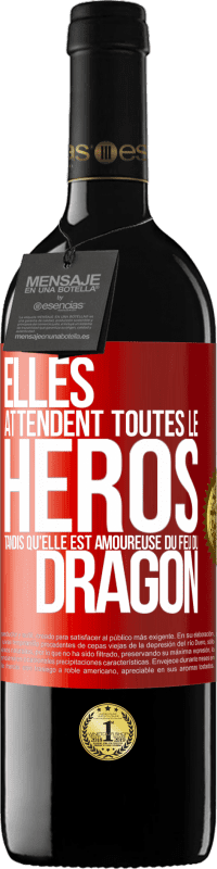 39,95 € Envoi gratuit | Vin rouge Édition RED MBE Réserve Elles attendent toutes le héros tandis qu'elle est amoureuse du feu du dragon Étiquette Rouge. Étiquette personnalisable Réserve 12 Mois Récolte 2016 Tempranillo
