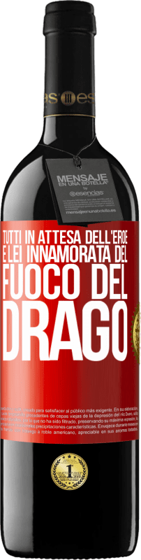 39,95 € Spedizione Gratuita | Vino rosso Edizione RED MBE Riserva Tutti in attesa dell'eroe e lei innamorata del fuoco del drago Etichetta Rossa. Etichetta personalizzabile Riserva 12 Mesi Raccogliere 2016 Tempranillo