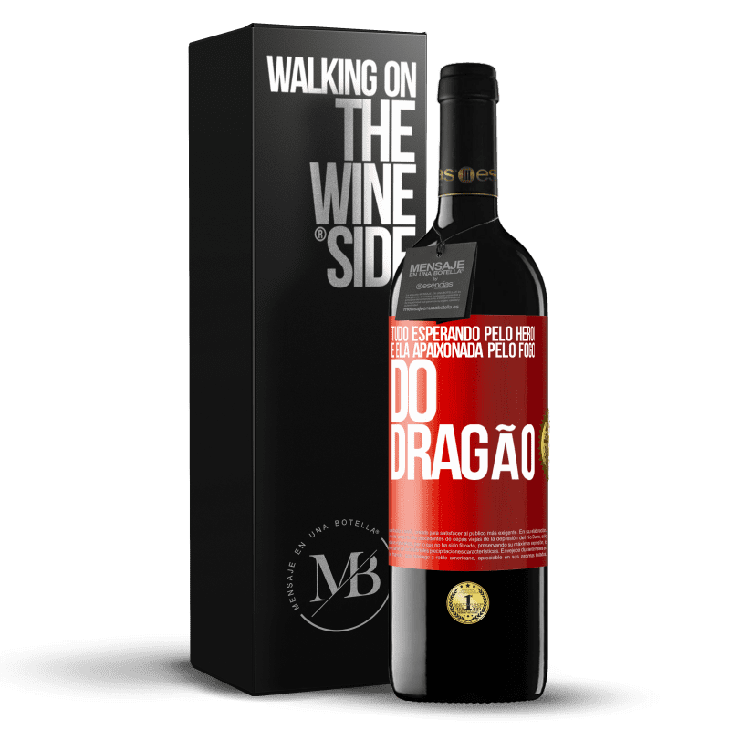 39,95 € Envio grátis | Vinho tinto Edição RED MBE Reserva Tudo esperando pelo herói e ela apaixonada pelo fogo do dragão Etiqueta Vermelha. Etiqueta personalizável Reserva 12 Meses Colheita 2015 Tempranillo