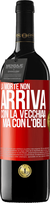 39,95 € | Vino rosso Edizione RED MBE Riserva La morte non arriva con la vecchiaia, ma con l'oblio Etichetta Rossa. Etichetta personalizzabile Riserva 12 Mesi Raccogliere 2015 Tempranillo