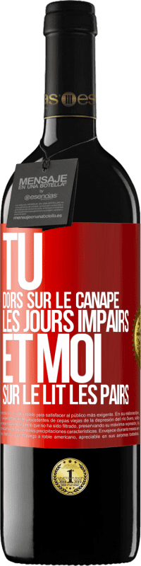 Envoi gratuit | Vin rouge Édition RED MBE Réserve Tu dors sur le canapé les jours impairs et moi sur le lit les pairs Étiquette Rouge. Étiquette personnalisable Réserve 12 Mois Récolte 2014 Tempranillo