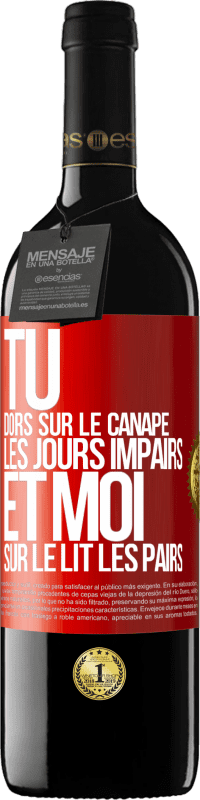 39,95 € | Vin rouge Édition RED MBE Réserve Tu dors sur le canapé les jours impairs et moi sur le lit les pairs Étiquette Rouge. Étiquette personnalisable Réserve 12 Mois Récolte 2016 Tempranillo