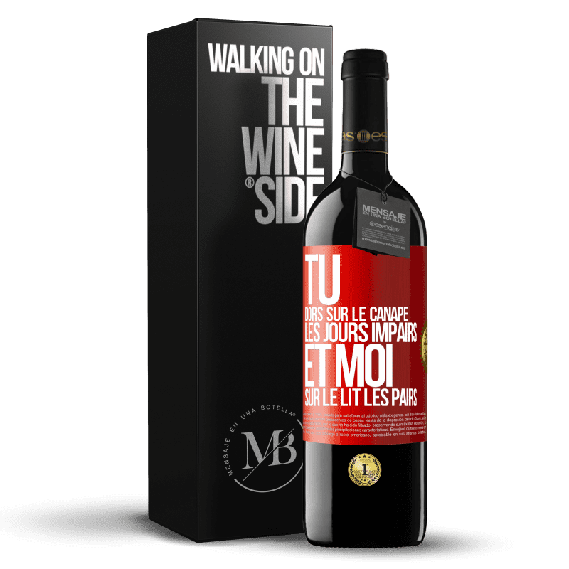 39,95 € Envoi gratuit | Vin rouge Édition RED MBE Réserve Tu dors sur le canapé les jours impairs et moi sur le lit les pairs Étiquette Rouge. Étiquette personnalisable Réserve 12 Mois Récolte 2014 Tempranillo