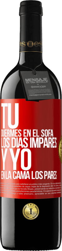 Envío gratis | Vino Tinto Edición RED MBE Reserva Tú duermes en el sofá los días impares y yo en la cama los pares Etiqueta Roja. Etiqueta personalizable Reserva 12 Meses Cosecha 2014 Tempranillo