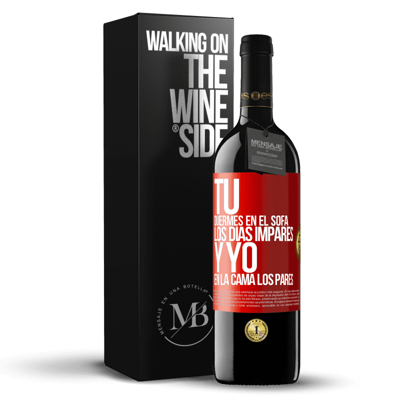 39,95 € Envío gratis | Vino Tinto Edición RED MBE Reserva Tú duermes en el sofá los días impares y yo en la cama los pares Etiqueta Roja. Etiqueta personalizable Reserva 12 Meses Cosecha 2014 Tempranillo