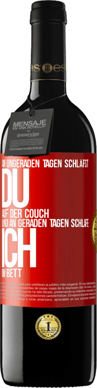 Kostenloser Versand | Rotwein RED Ausgabe MBE Reserve An ungeraden Tagen schläfst du auf der Couch und an geraden Tagen schlafe ich im Bett. Rote Markierung. Anpassbares Etikett Reserve 12 Monate Ernte 2014 Tempranillo