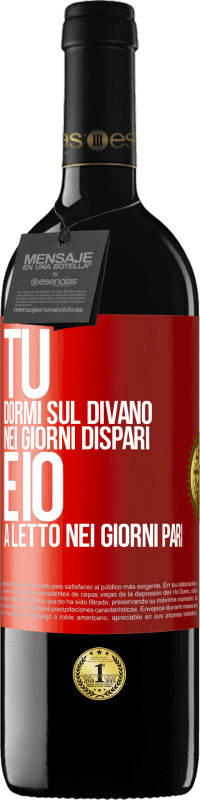 Spedizione Gratuita | Vino rosso Edizione RED MBE Riserva Tu dormi sul divano nei giorni dispari e io a letto nei giorni pari Etichetta Rossa. Etichetta personalizzabile Riserva 12 Mesi Raccogliere 2014 Tempranillo