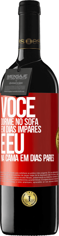 39,95 € | Vinho tinto Edição RED MBE Reserva Você dorme no sofá em dias ímpares e eu na cama em dias pares Etiqueta Vermelha. Etiqueta personalizável Reserva 12 Meses Colheita 2016 Tempranillo
