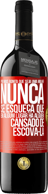 39,95 € Envio grátis | Vinho tinto Edição RED MBE Reserva Por mais bonita que seja uma mulher, nunca se esqueça que em algum lugar há alguém cansado de escová-la Etiqueta Vermelha. Etiqueta personalizável Reserva 12 Meses Colheita 2016 Tempranillo