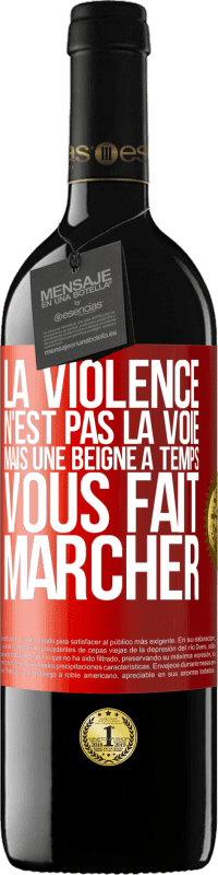 Envoi gratuit | Vin rouge Édition RED MBE Réserve La violence n'est pas la voie, mais une beigne à temps vous fait marcher Étiquette Rouge. Étiquette personnalisable Réserve 12 Mois Récolte 2014 Tempranillo