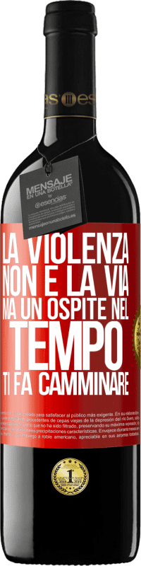 Spedizione Gratuita | Vino rosso Edizione RED MBE Riserva La violenza non è la via, ma un ospite nel tempo ti fa camminare Etichetta Rossa. Etichetta personalizzabile Riserva 12 Mesi Raccogliere 2014 Tempranillo