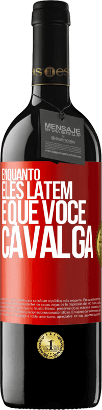 39,95 € | Vinho tinto Edição RED MBE Reserva Enquanto eles latem é que você cavalga Etiqueta Vermelha. Etiqueta personalizável Reserva 12 Meses Colheita 2015 Tempranillo