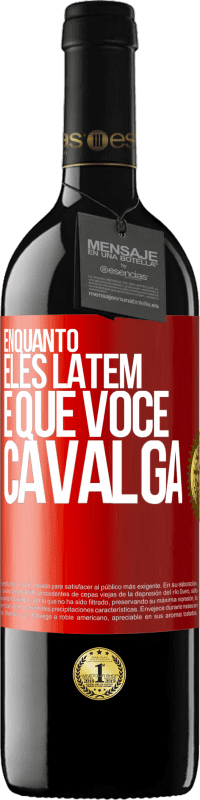 39,95 € Envio grátis | Vinho tinto Edição RED MBE Reserva Enquanto eles latem é que você cavalga Etiqueta Vermelha. Etiqueta personalizável Reserva 12 Meses Colheita 2016 Tempranillo