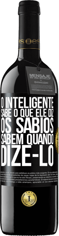 39,95 € | Vinho tinto Edição RED MBE Reserva O inteligente sabe o que ele diz. Os sábios sabem quando dizê-lo Etiqueta Preta. Etiqueta personalizável Reserva 12 Meses Colheita 2015 Tempranillo