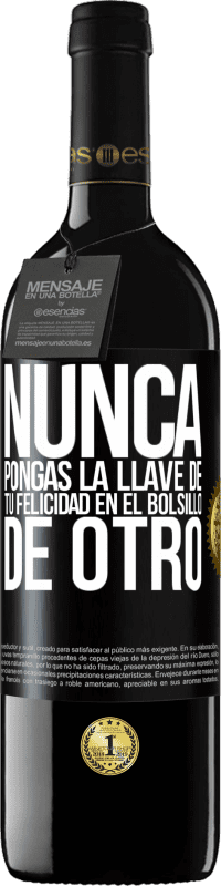 39,95 € | Vino Tinto Edición RED MBE Reserva Nunca pongas la llave de tu felicidad en el bolsillo de otro Etiqueta Negra. Etiqueta personalizable Reserva 12 Meses Cosecha 2016 Tempranillo