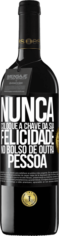 39,95 € | Vinho tinto Edição RED MBE Reserva Nunca coloque a chave da sua felicidade no bolso de outra pessoa Etiqueta Preta. Etiqueta personalizável Reserva 12 Meses Colheita 2015 Tempranillo