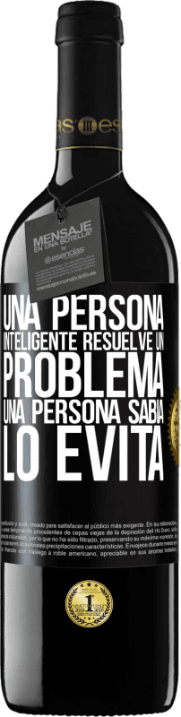 39,95 € | Vino Tinto Edición RED MBE Reserva Una persona inteligente resuelve un problema. Una persona sabia lo evita Etiqueta Negra. Etiqueta personalizable Reserva 12 Meses Cosecha 2016 Tempranillo