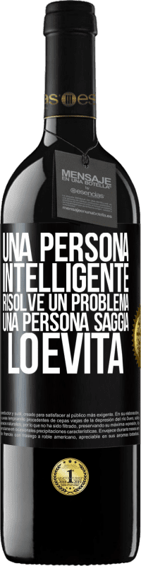 39,95 € Spedizione Gratuita | Vino rosso Edizione RED MBE Riserva Una persona intelligente risolve un problema. Una persona saggia lo evita Etichetta Nera. Etichetta personalizzabile Riserva 12 Mesi Raccogliere 2016 Tempranillo