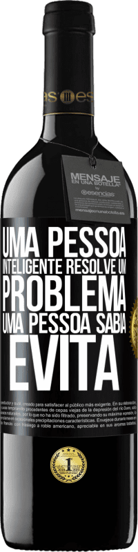 39,95 € | Vinho tinto Edição RED MBE Reserva Uma pessoa inteligente resolve um problema. Uma pessoa sábia evita Etiqueta Preta. Etiqueta personalizável Reserva 12 Meses Colheita 2015 Tempranillo