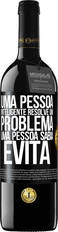 39,95 € | Vinho tinto Edição RED MBE Reserva Uma pessoa inteligente resolve um problema. Uma pessoa sábia evita Etiqueta Preta. Etiqueta personalizável Reserva 12 Meses Colheita 2016 Tempranillo