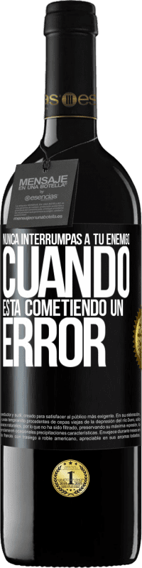 39,95 € | Vino Tinto Edición RED MBE Reserva Nunca interrumpas a tu enemigo cuando está cometiendo un error Etiqueta Negra. Etiqueta personalizable Reserva 12 Meses Cosecha 2015 Tempranillo