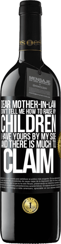 39,95 € 送料無料 | 赤ワイン REDエディション MBE 予約する 親愛なる義理の母、子供を育てる方法を教えてはいけません。私はあなたのそばにいて、主張することがたくさんあります ブラックラベル. カスタマイズ可能なラベル 予約する 12 月 収穫 2014 Tempranillo