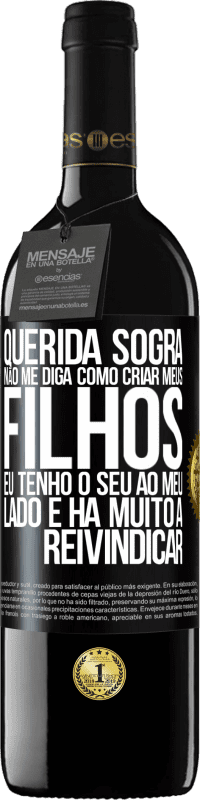 39,95 € | Vinho tinto Edição RED MBE Reserva Querida sogra, não me diga como criar meus filhos. Eu tenho o seu ao meu lado e há muito a reivindicar Etiqueta Preta. Etiqueta personalizável Reserva 12 Meses Colheita 2016 Tempranillo