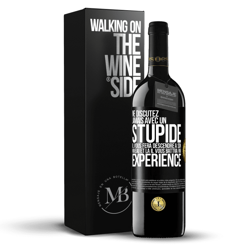 39,95 € Envoi gratuit | Vin rouge Édition RED MBE Réserve Ne discutez jamais avec un stupide. Il vous fera descendre à son niveau et là il vous battra par expérience Étiquette Noire. Étiquette personnalisable Réserve 12 Mois Récolte 2015 Tempranillo