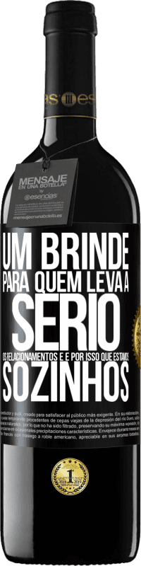 39,95 € Envio grátis | Vinho tinto Edição RED MBE Reserva Um brinde para quem leva a sério os relacionamentos e é por isso que estamos sozinhos Etiqueta Preta. Etiqueta personalizável Reserva 12 Meses Colheita 2016 Tempranillo