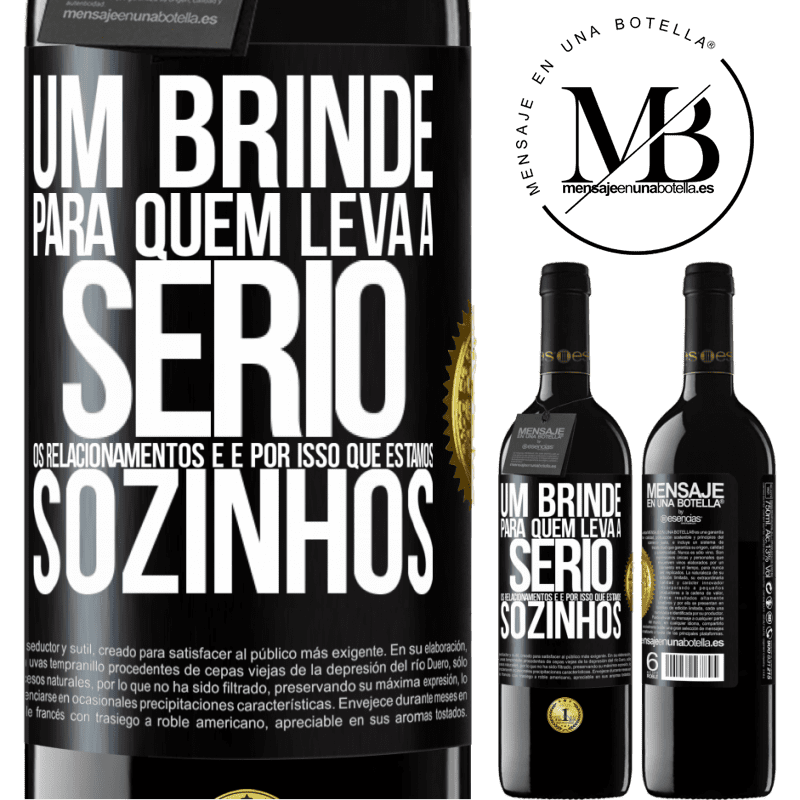 39,95 € Envio grátis | Vinho tinto Edição RED MBE Reserva Um brinde para quem leva a sério os relacionamentos e é por isso que estamos sozinhos Etiqueta Preta. Etiqueta personalizável Reserva 12 Meses Colheita 2014 Tempranillo