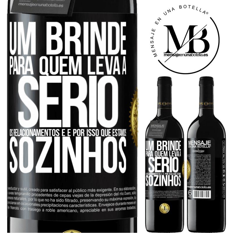 39,95 € Envio grátis | Vinho tinto Edição RED MBE Reserva Um brinde para quem leva a sério os relacionamentos e é por isso que estamos sozinhos Etiqueta Preta. Etiqueta personalizável Reserva 12 Meses Colheita 2016 Tempranillo