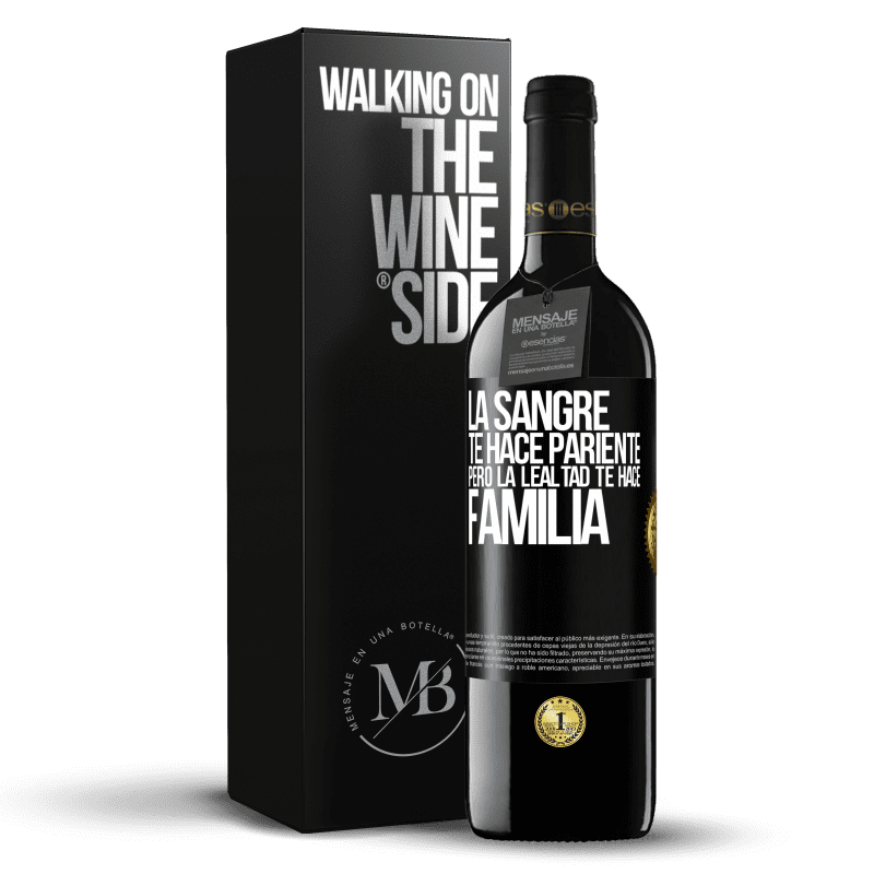 39,95 € Envío gratis | Vino Tinto Edición RED MBE Reserva La sangre te hace pariente, pero la lealtad te hace familia Etiqueta Negra. Etiqueta personalizable Reserva 12 Meses Cosecha 2015 Tempranillo