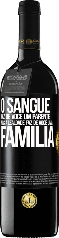 39,95 € | Vinho tinto Edição RED MBE Reserva O sangue faz de você um parente, mas a lealdade faz de você uma família Etiqueta Preta. Etiqueta personalizável Reserva 12 Meses Colheita 2015 Tempranillo