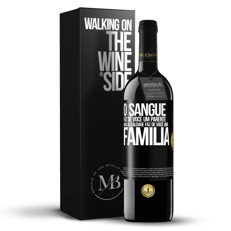 39,95 € Envio grátis | Vinho tinto Edição RED MBE Reserva O sangue faz de você um parente, mas a lealdade faz de você uma família Etiqueta Preta. Etiqueta personalizável Reserva 12 Meses Colheita 2015 Tempranillo