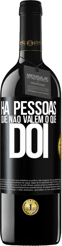 Envio grátis | Vinho tinto Edição RED MBE Reserva Há pessoas que não valem o que dói Etiqueta Preta. Etiqueta personalizável Reserva 12 Meses Colheita 2014 Tempranillo