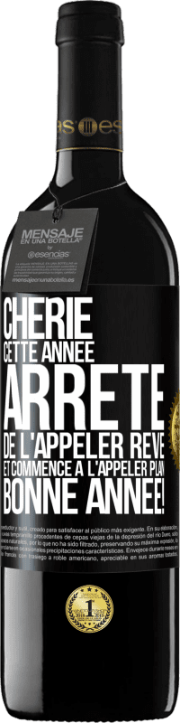 39,95 € | Vin rouge Édition RED MBE Réserve Chérie cette année, arrête de l'appeler rêve et commence à l'appeler plan. Bonne année! Étiquette Noire. Étiquette personnalisable Réserve 12 Mois Récolte 2015 Tempranillo