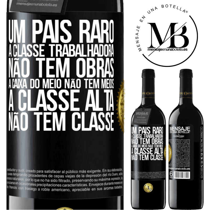 39,95 € Envio grátis | Vinho tinto Edição RED MBE Reserva Um país raro: a classe trabalhadora não tem obras, a caixa do meio não tem meios, a classe alta não tem classe Etiqueta Preta. Etiqueta personalizável Reserva 12 Meses Colheita 2014 Tempranillo