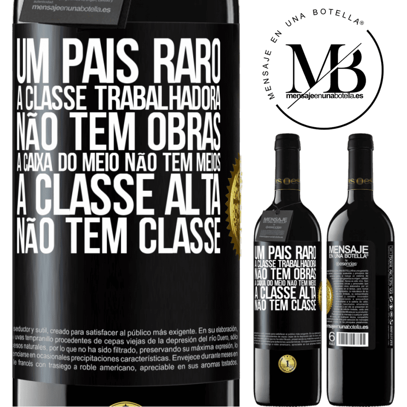 39,95 € Envio grátis | Vinho tinto Edição RED MBE Reserva Um país raro: a classe trabalhadora não tem obras, a caixa do meio não tem meios, a classe alta não tem classe Etiqueta Preta. Etiqueta personalizável Reserva 12 Meses Colheita 2016 Tempranillo