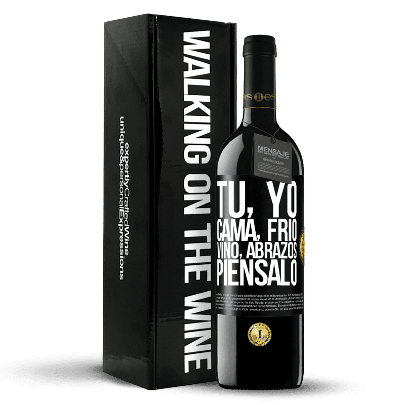 39,95 € Envío gratis | Vino Tinto Edición RED MBE Reserva Tú, yo, cama, frío, vino, abrazos. Piénsalo Etiqueta Negra. Etiqueta personalizable Reserva 12 Meses Cosecha 2016 Tempranillo