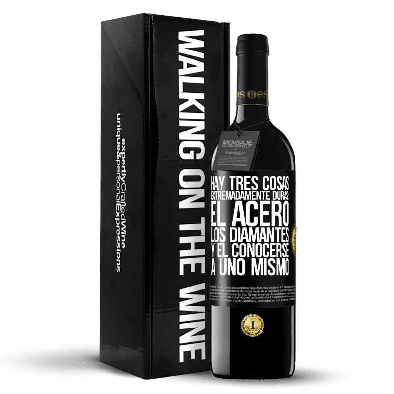 39,95 € Envío gratis | Vino Tinto Edición RED MBE Reserva Hay tres cosas extremadamente duras: el acero, los diamantes, y el conocerse a uno mismo Etiqueta Negra. Etiqueta personalizable Reserva 12 Meses Cosecha 2016 Tempranillo