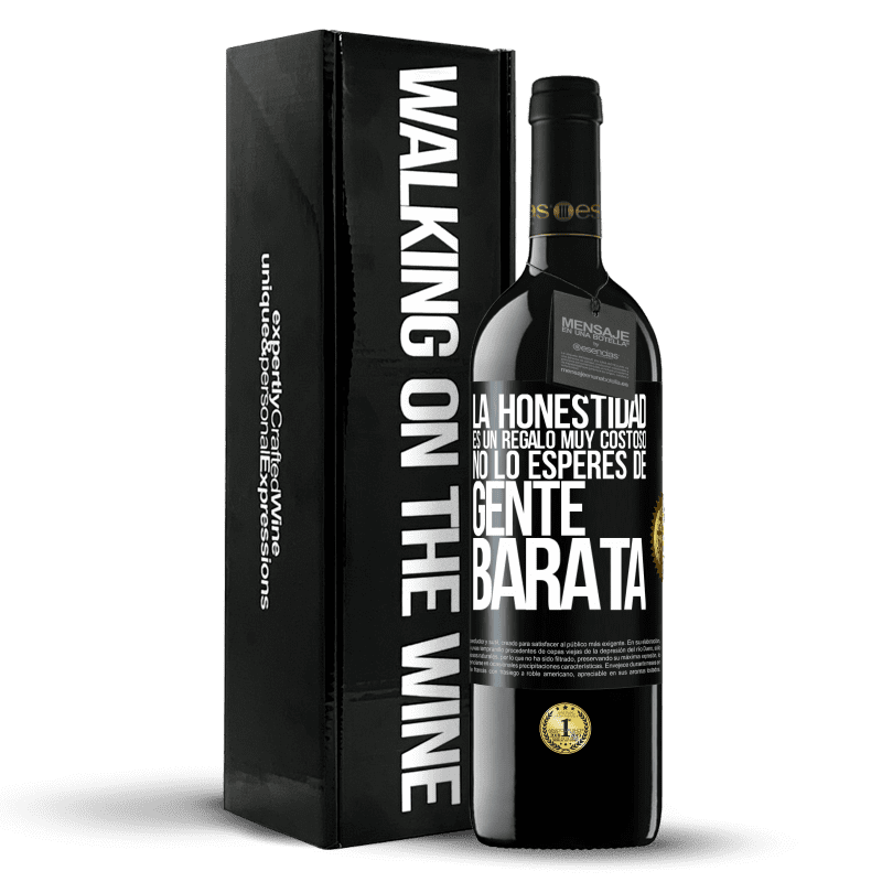 39,95 € Envío gratis | Vino Tinto Edición RED MBE Reserva La honestidad es un regalo muy costoso. No lo esperes de gente barata Etiqueta Negra. Etiqueta personalizable Reserva 12 Meses Cosecha 2015 Tempranillo