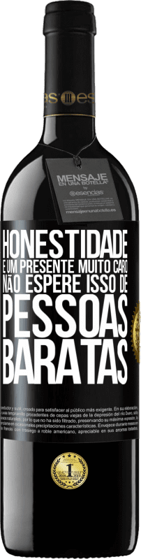 39,95 € | Vinho tinto Edição RED MBE Reserva Honestidade é um presente muito caro. Não espere isso de pessoas baratas Etiqueta Preta. Etiqueta personalizável Reserva 12 Meses Colheita 2015 Tempranillo