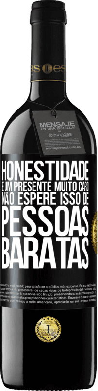 39,95 € Envio grátis | Vinho tinto Edição RED MBE Reserva Honestidade é um presente muito caro. Não espere isso de pessoas baratas Etiqueta Preta. Etiqueta personalizável Reserva 12 Meses Colheita 2016 Tempranillo