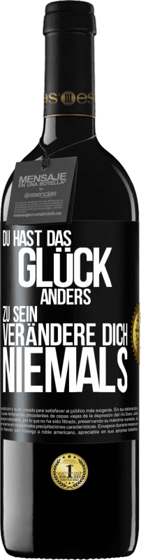 39,95 € Kostenloser Versand | Rotwein RED Ausgabe MBE Reserve Du hast das Glück, anders zu sein. Verändere dich niemals Schwarzes Etikett. Anpassbares Etikett Reserve 12 Monate Ernte 2016 Tempranillo