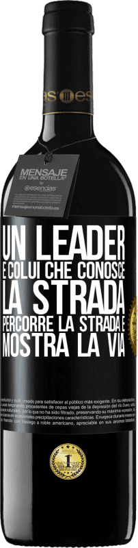 39,95 € | Vino rosso Edizione RED MBE Riserva Un leader è colui che conosce la strada, percorre la strada e mostra la via Etichetta Nera. Etichetta personalizzabile Riserva 12 Mesi Raccogliere 2015 Tempranillo